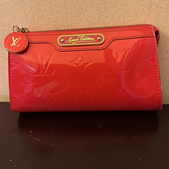 Louis Vuitton red Vernis pouch. Color transfer on back. See pictures!! - Picture 7 of 7